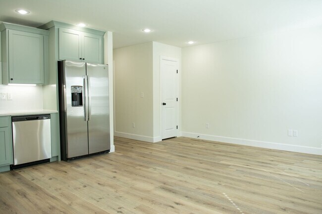 Building Photo - Available June 10th! Townhouse in the heart of West Fork !