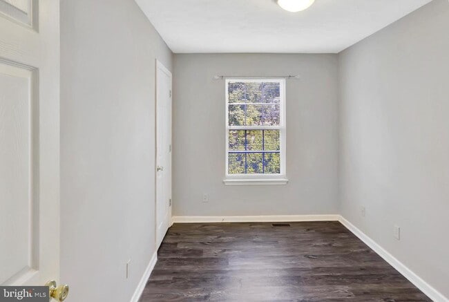 Building Photo - 213 Copperfield Ln