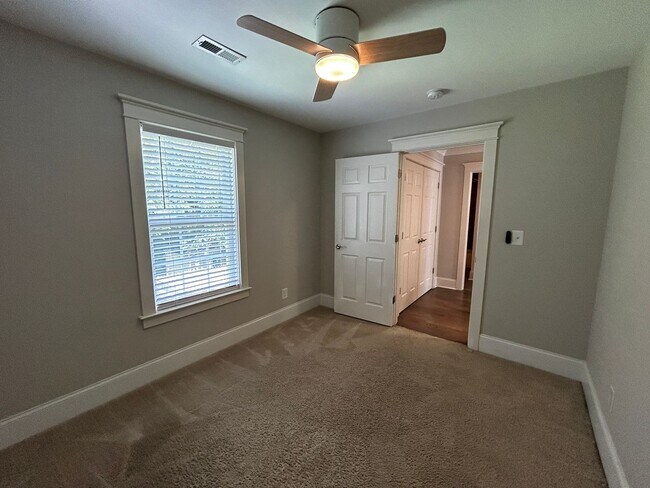 Building Photo - Gorgeous 4 Bedroom Home in Belmont Neighbo...