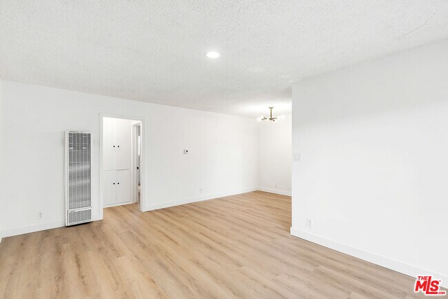 Building Photo - 4711 Beverly Blvd
