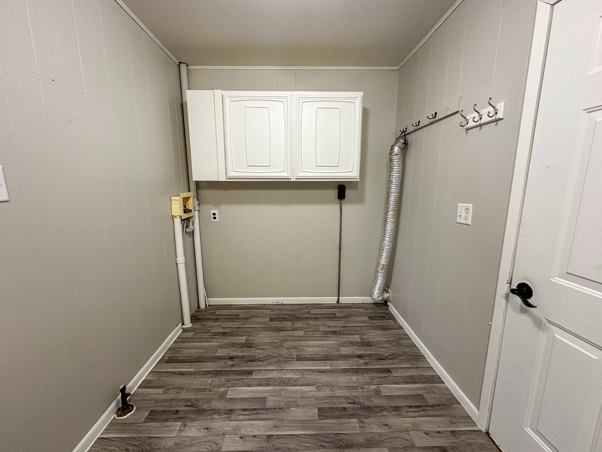 Building Photo - 401 S Oak St