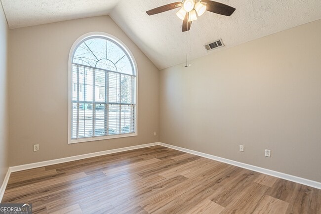Building Photo - 5755 Lakeview Cir