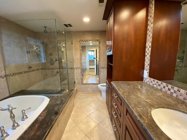 Building Photo - 10408 Summer Holly Cir