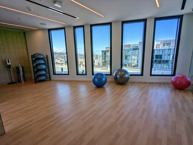 Building Photo - New Fully Furnished High Floor luxurious S...