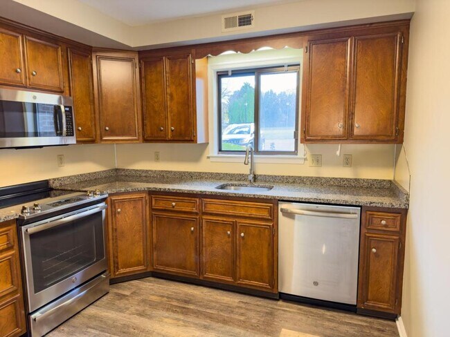 Building Photo - 4549 1/2 Hedgerow Dr