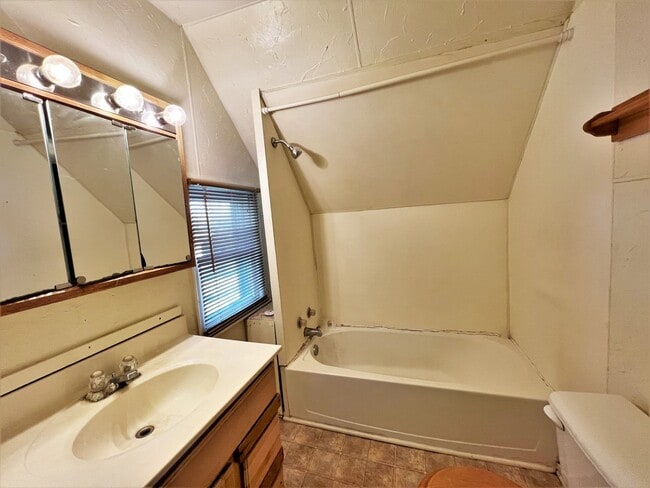 Building Photo - 915 W 4th Ave