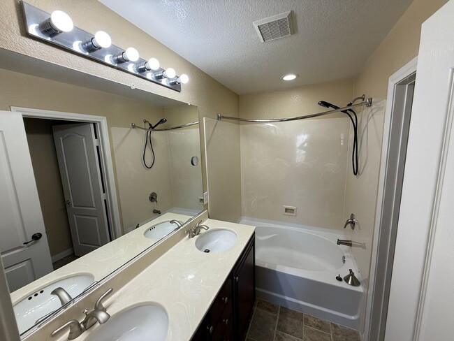 Building Photo - Beautiful 2-Story Townhome in Gated Area w...