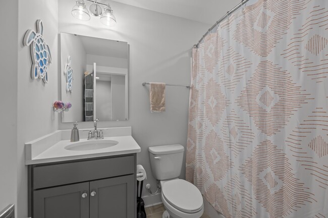 Building Photo - 644 W End Dr