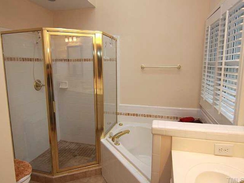 Master bathroom - 101 Caymus Ct