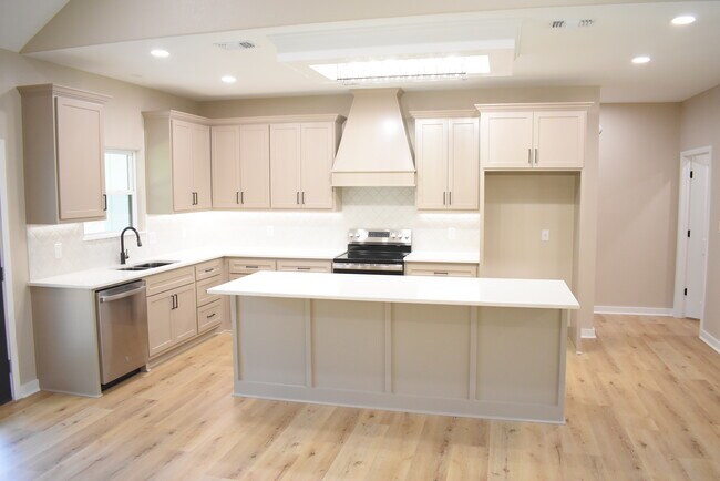 Building Photo - 2713 Sullivan Dr