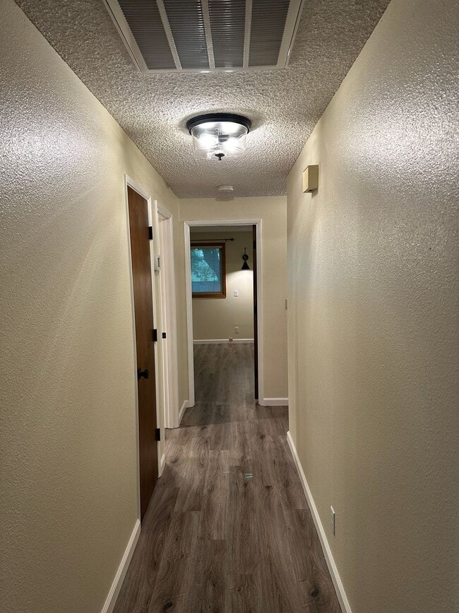 Building Photo - Beautiful 3 bedroom 2 bathroom house in a ...