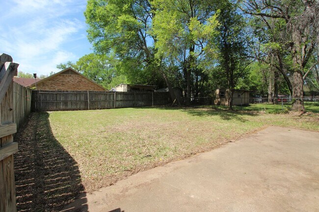 Building Photo - Beautiful 3 Bed 2 Bath Home in Tyler's Azalea District