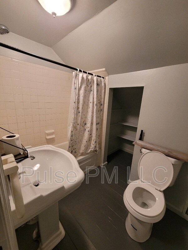 Building Photo - 2222 Oakland Ave