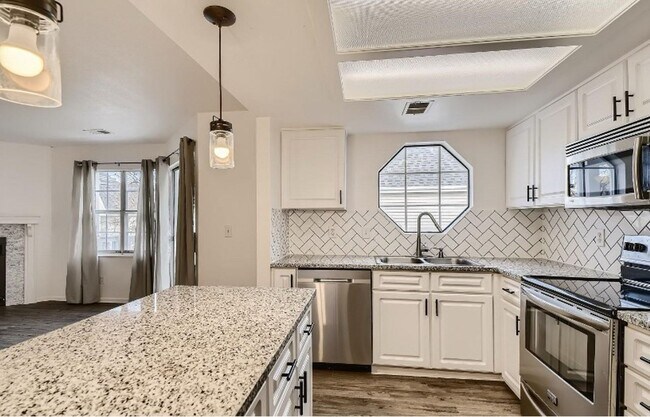 Building Photo - Spacious 2 Bed, 2 Bath Condo with Garage i...