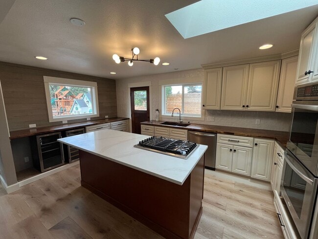 Building Photo - Amazing 4 Bed/3 Bath Home on One Acre with Large Shop – In Home Child Care Opportunity