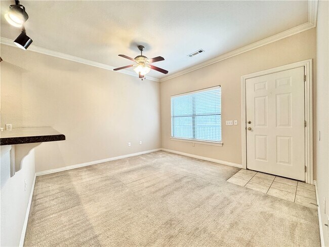 Building Photo - 2131 N Crossover Rd