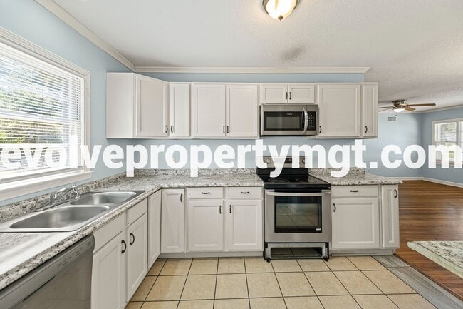 Building Photo - SPACIOUS CHARMING HOME!