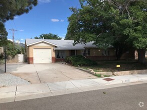 Building Photo - 2 Living areas, huge yard, walking distanc...