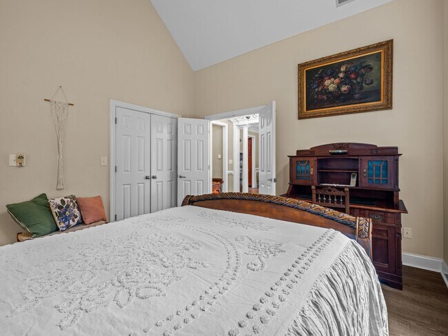 Building Photo - Beauty by the Water!