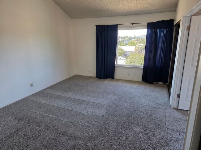 Building Photo - Large 3 bedroom home in quiet neighborhood cul-de-sac with amazing views