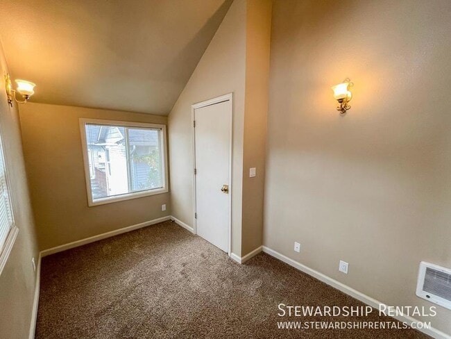 Building Photo - 1472 E 19th Ave