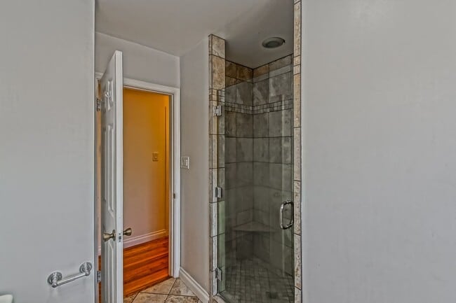 Building Photo - CHARMING, BRIGHT & AIRY HOME ON LARGE CORN...