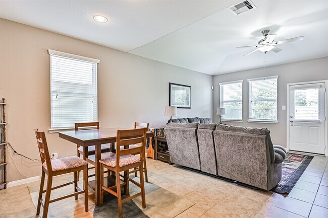 Building Photo - 2411 Lakecrest Town Dr