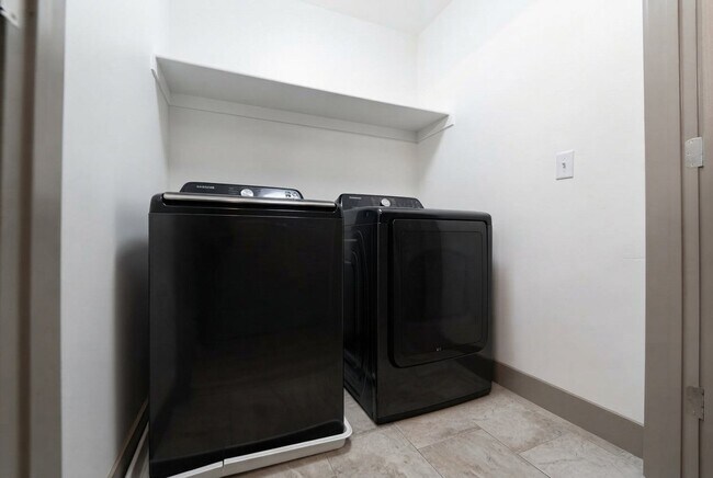 Building Photo - 110 W 930 N