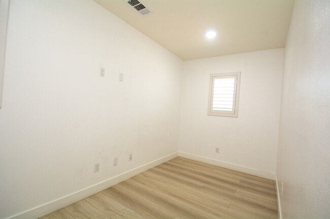 Building Photo - 827 Pine Ave