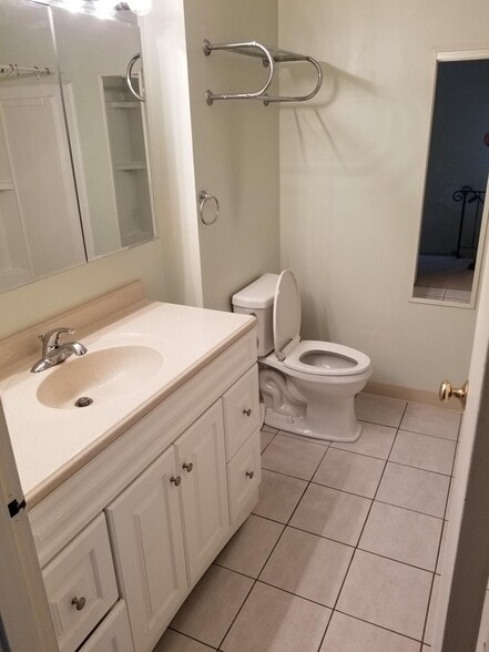 Upstairs bathroom - 10 Village Brook Ln