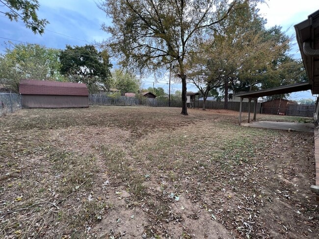 Building Photo - 3 Bed 2 Bath House with 2 Car Garage.