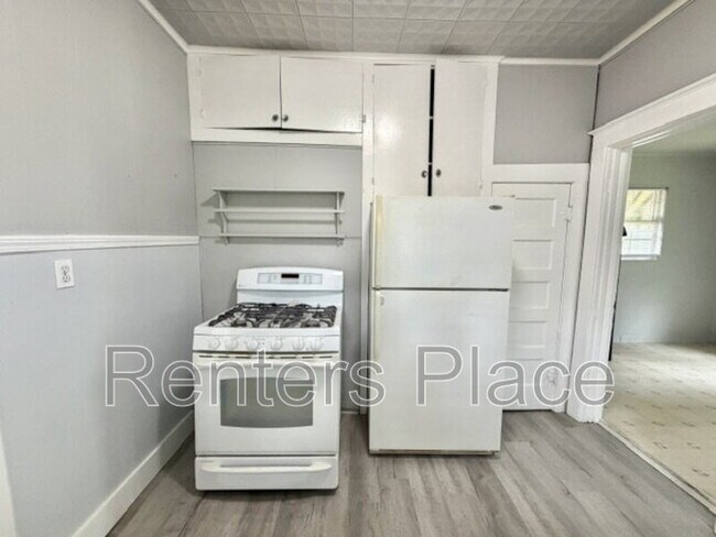 Building Photo - 204 S Birch St