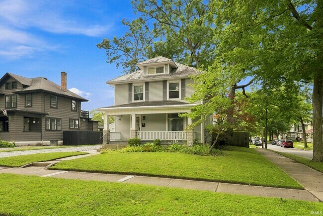 Building Photo - 527 W Oakdale Dr