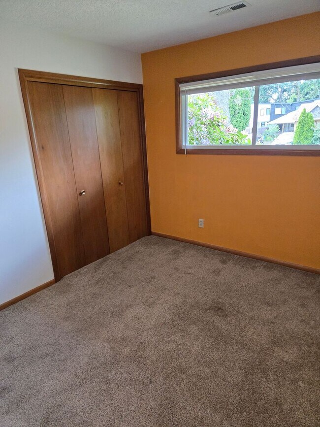 Building Photo - 1 level Mid Century Beauty! 3 Bd/ 3 ba