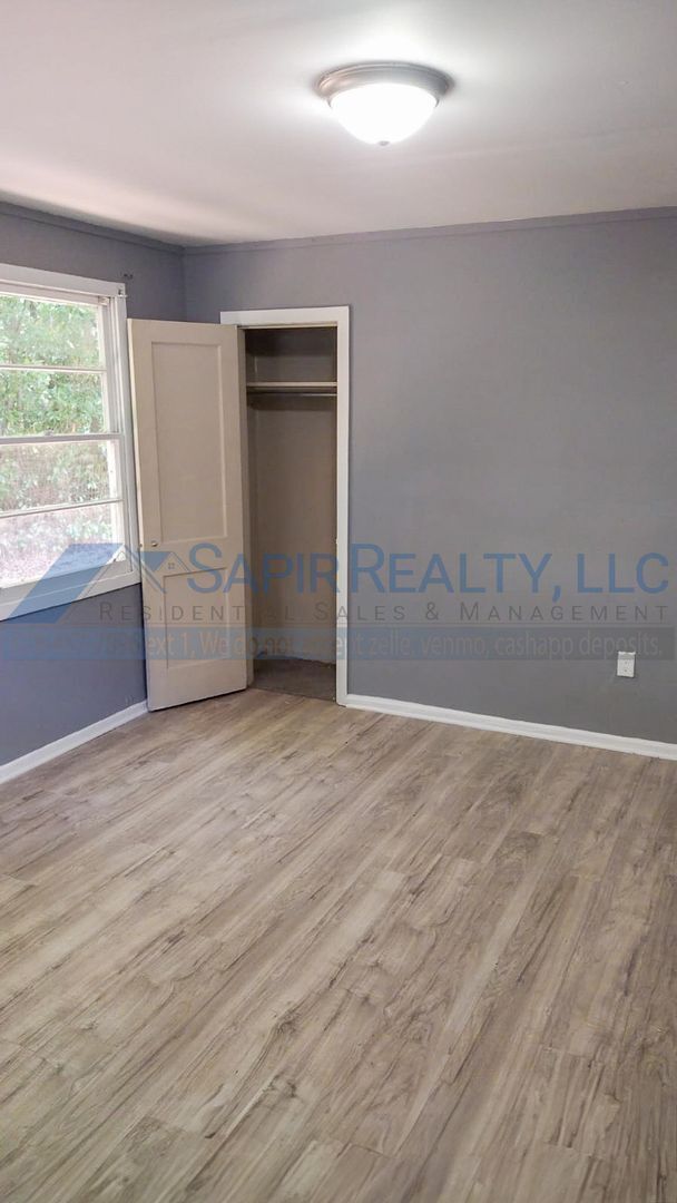 Building Photo - Charming 3-Bedroom Home - Move in by 12/15...