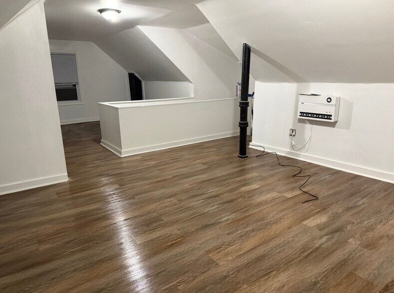 Building Photo - 3938 E 177th St