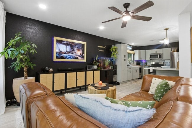 Building Photo - 1004 E Red Cedar Cir