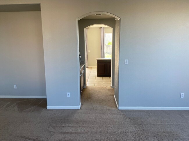 Building Photo - 5 bedroom 3 bathroom in Hanford!
