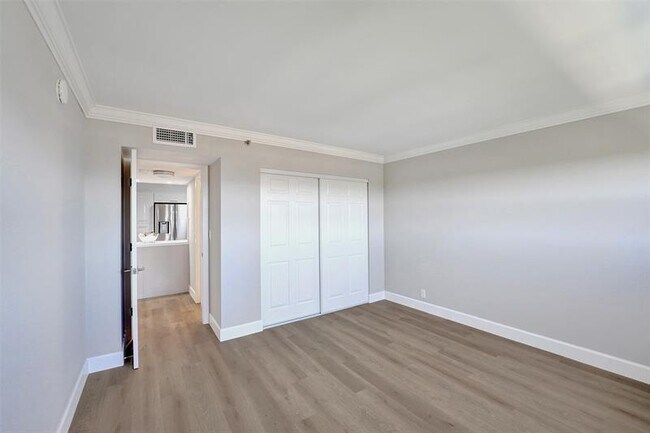 Building Photo - 3200 Port Royale Dr N