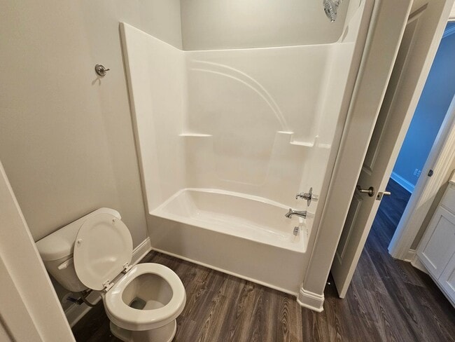 Building Photo - LUXURY TOWNHOME  IN THE CENTER OF MANCHESTER!