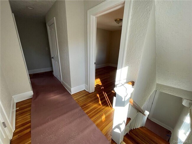 Building Photo - 7 Bonnie Brae Ave