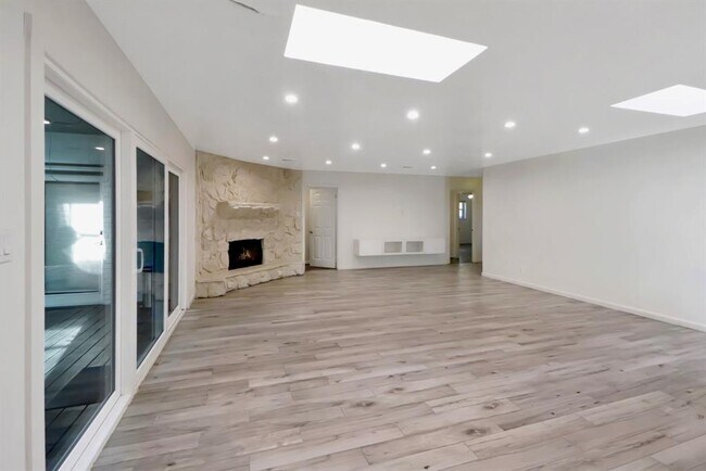 Building Photo - 5602 Sylmar Rd