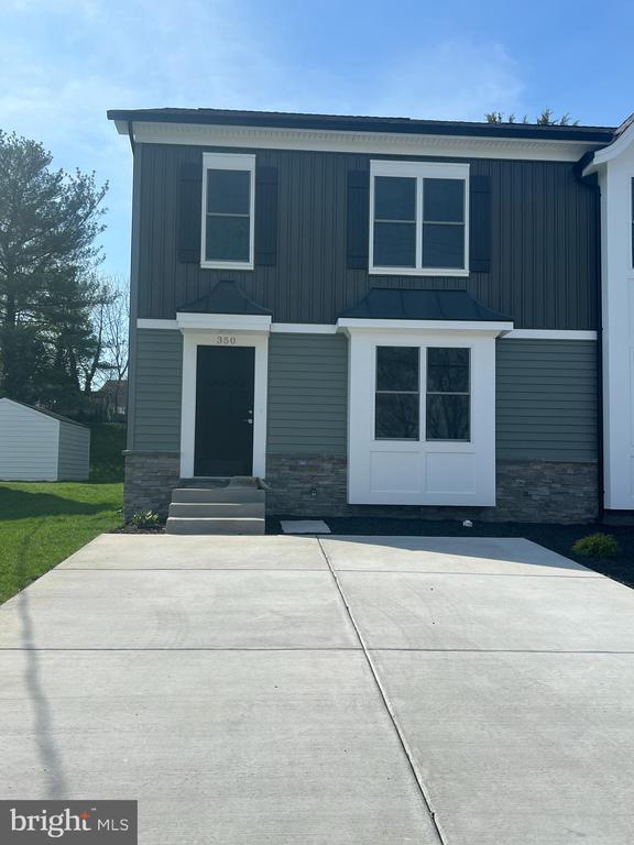 Building Photo - 350 W 11th St