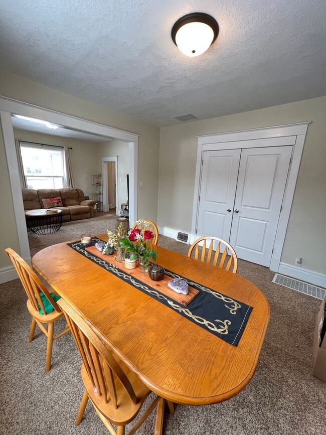 Building Photo - AVAILABLE AUGUST 1 - Spacious 3+ Bedroom Home