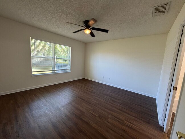 Building Photo - Comfort, Convenience & a Fresh Start in Palm Coast!