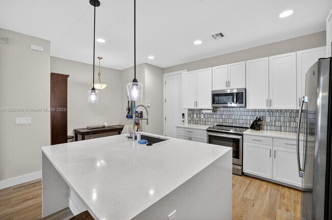 Building Photo - 1402 SW 4th Ave