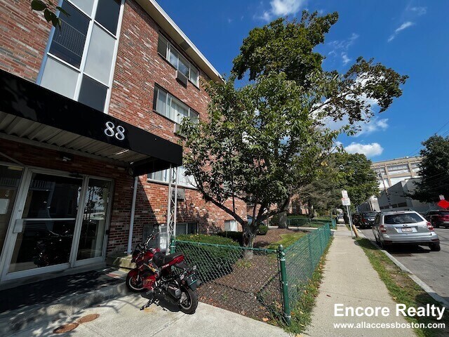 Building Photo - 88 Gardner St