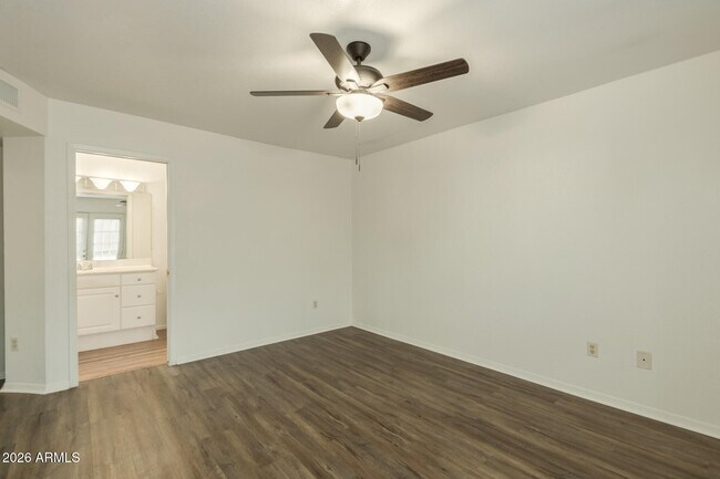 Building Photo - 1446 E Grovers Ave