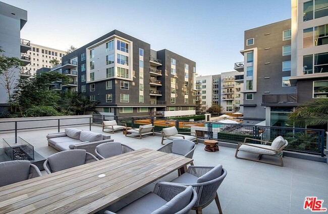 Building Photo - 1120 W 6th St