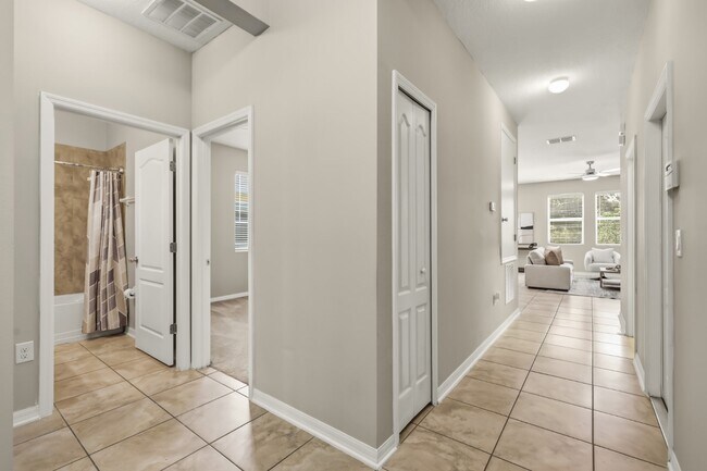 Building Photo - 215 Lakeshore Dr